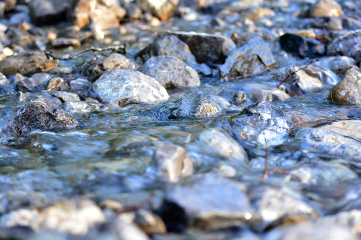 Río sobre las piedras