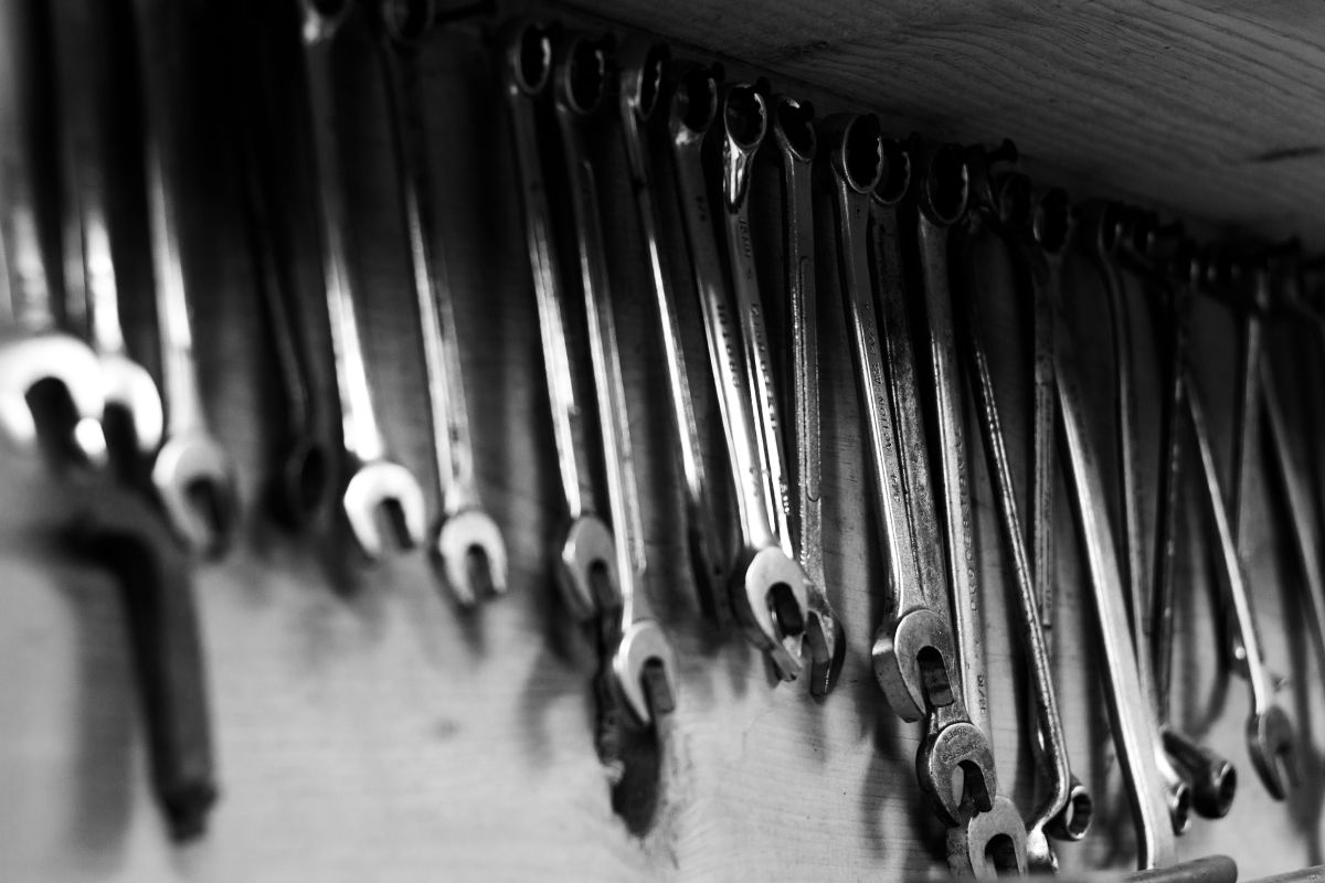 Fila de llaves de boca colgadas en el tablero del taller