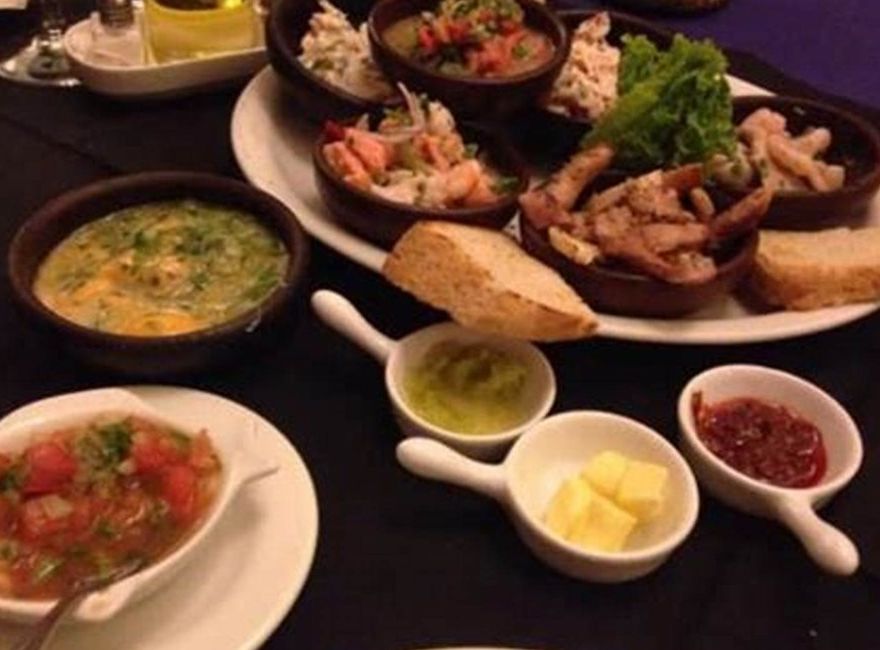 Mariscos y pebre servidos para picotear.