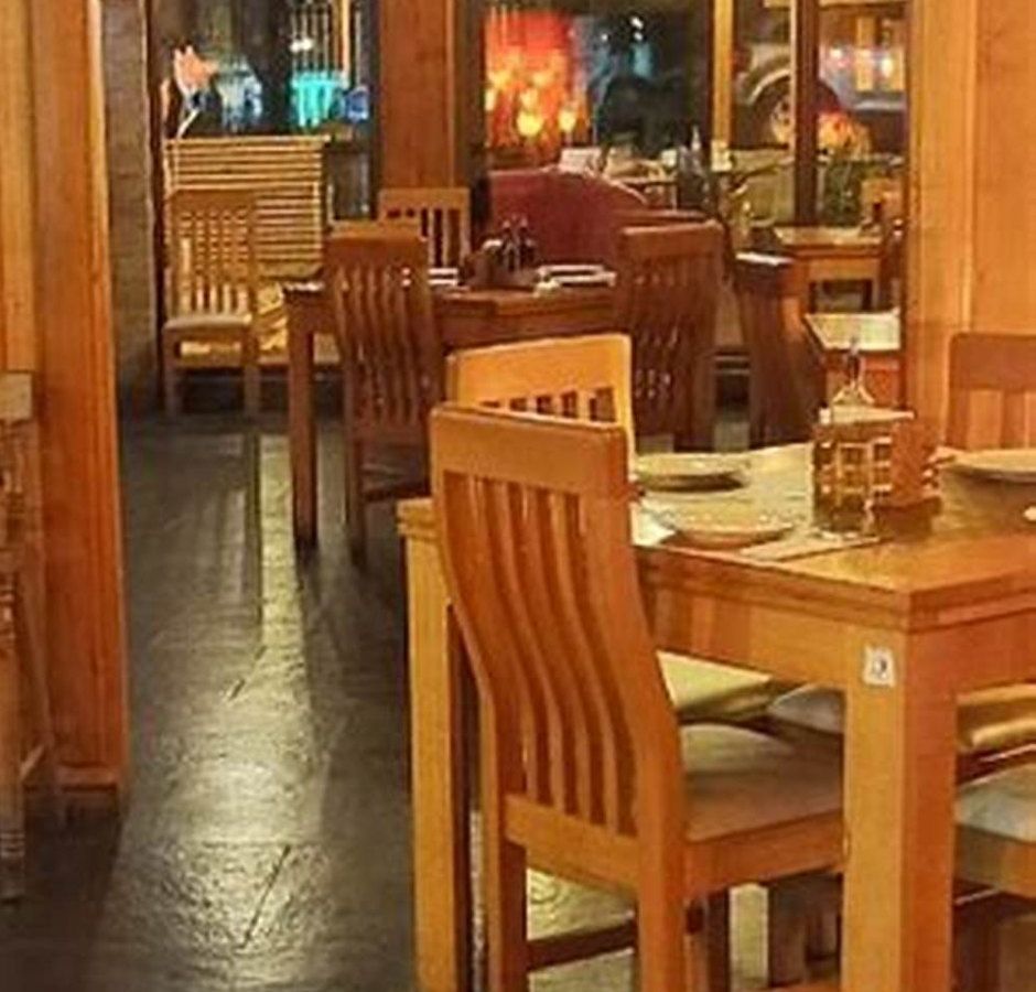 El salón con las mesas de madera.