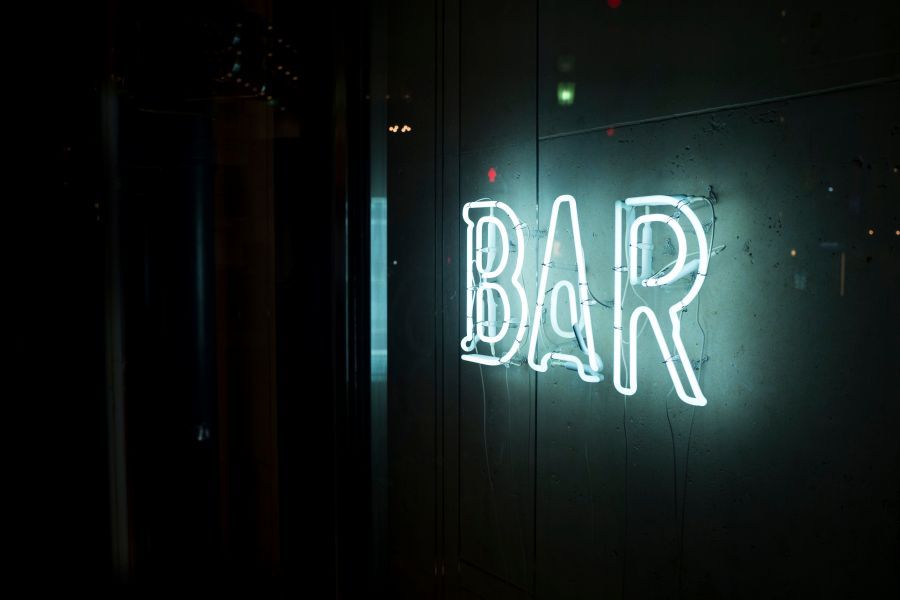 Un letrero de neón encendido.