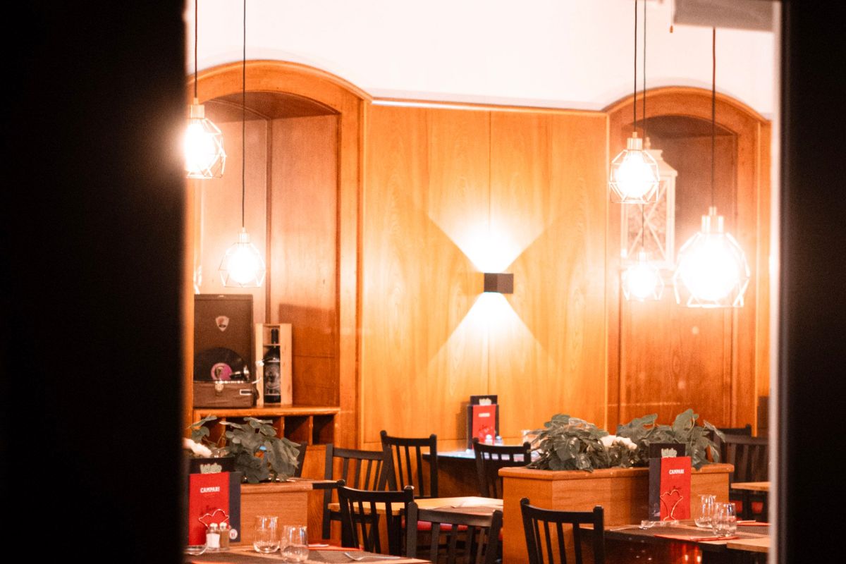 Un salón vacío con las lámparas encendidas de noche.