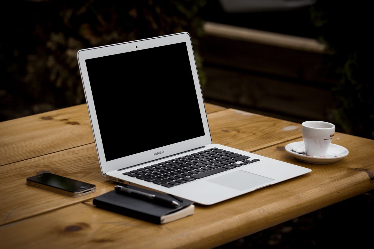 Computador y celular sobre la mesa