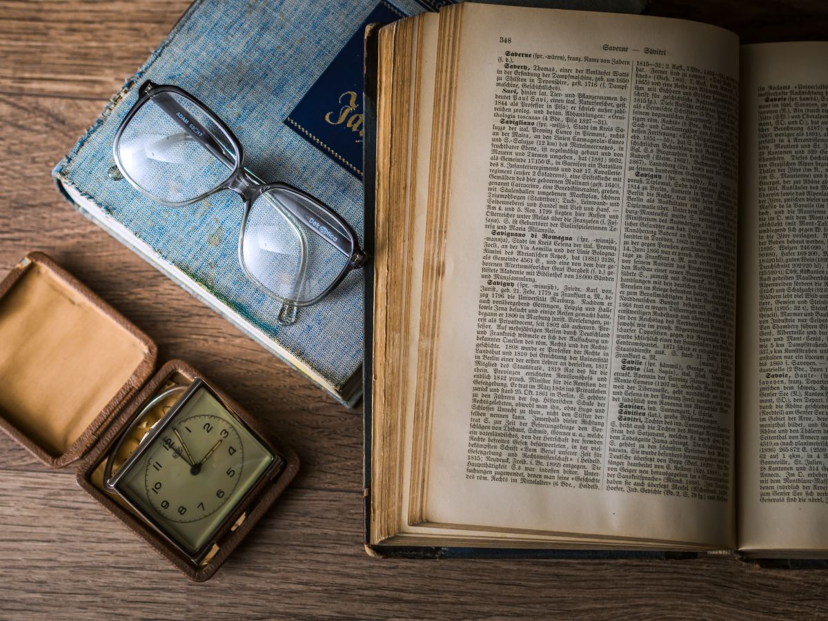 Libros y lentes sobre el mesón
