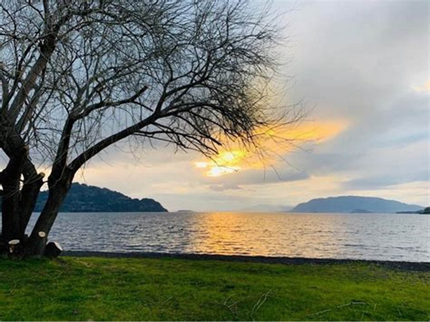 El lago Calafquén al atardecer, visto desde el pasto que está a pasos de la cabaña.