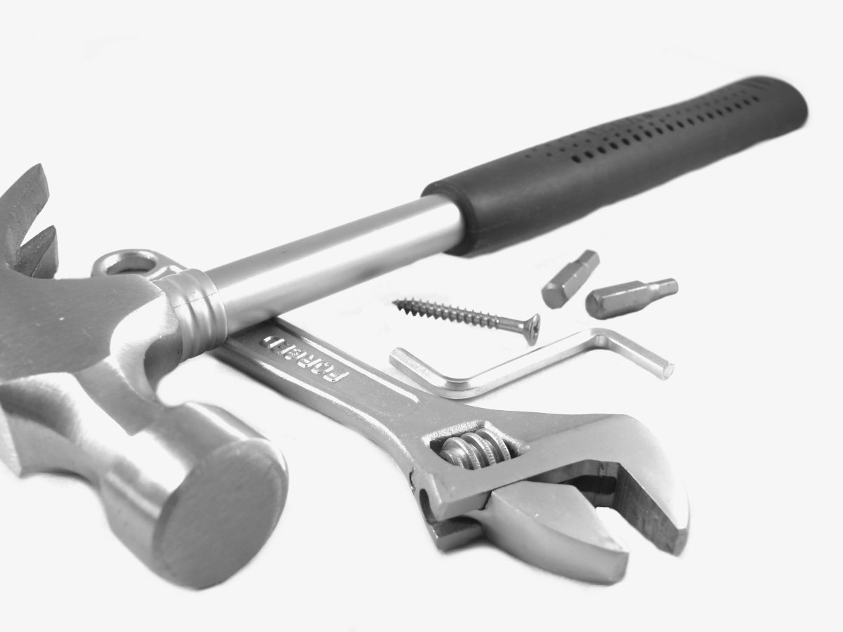 Herramientas y tornillos sobre la mesa