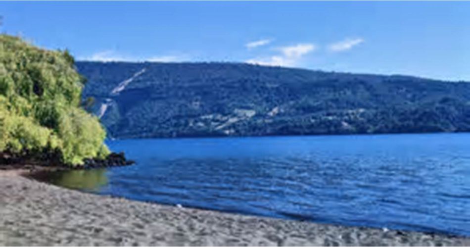 El lago y los cerros del frente, vistos desde la playa.