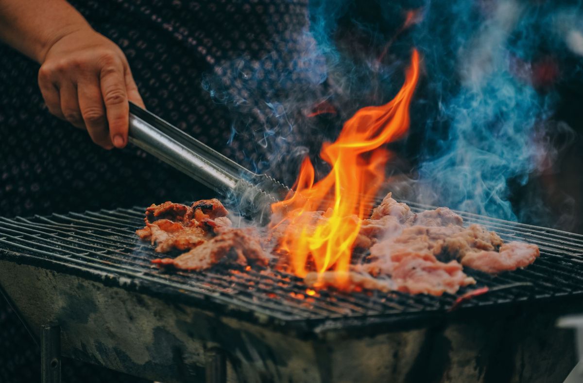 Carne a la parrilla sobre el carbón