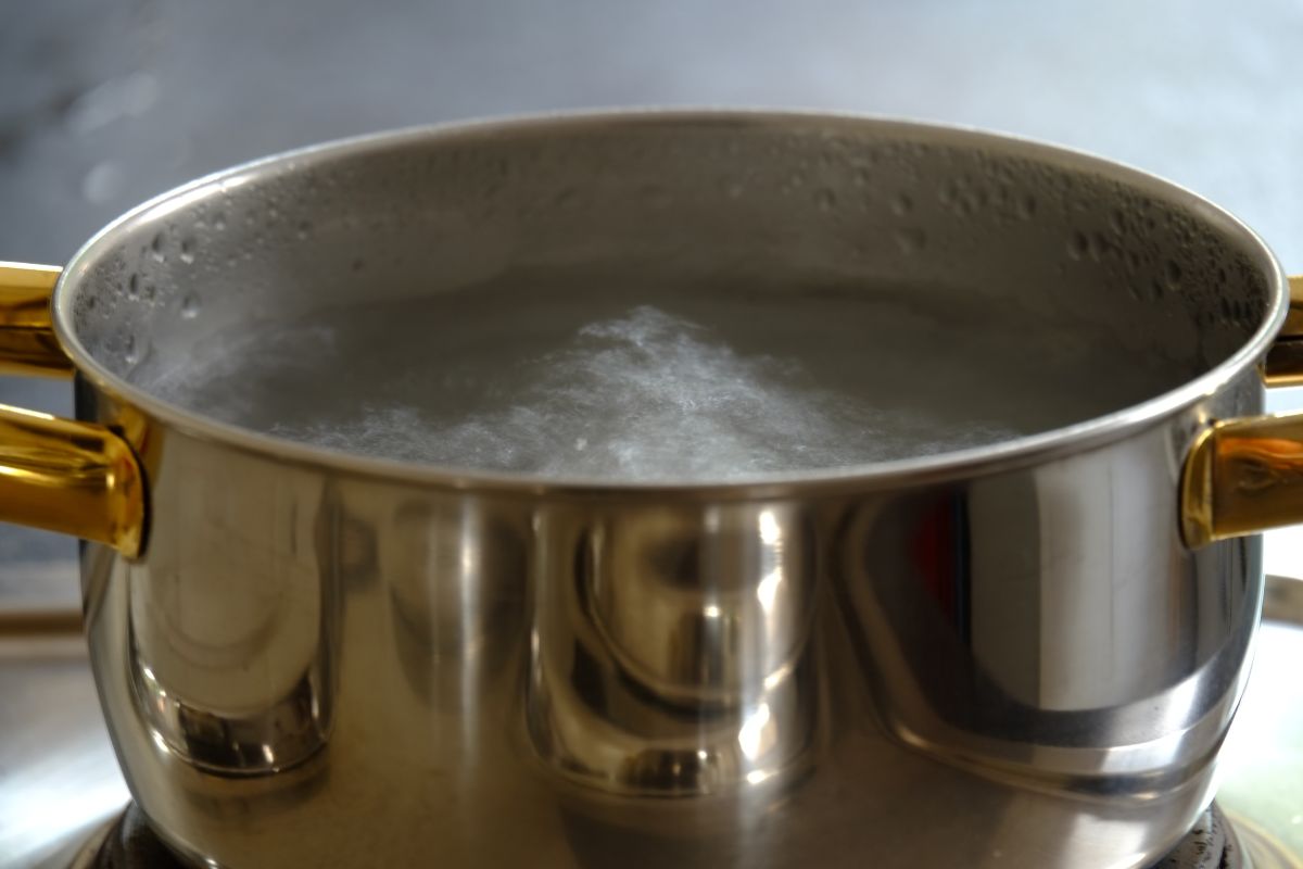 Olla hirviendo en la cocina