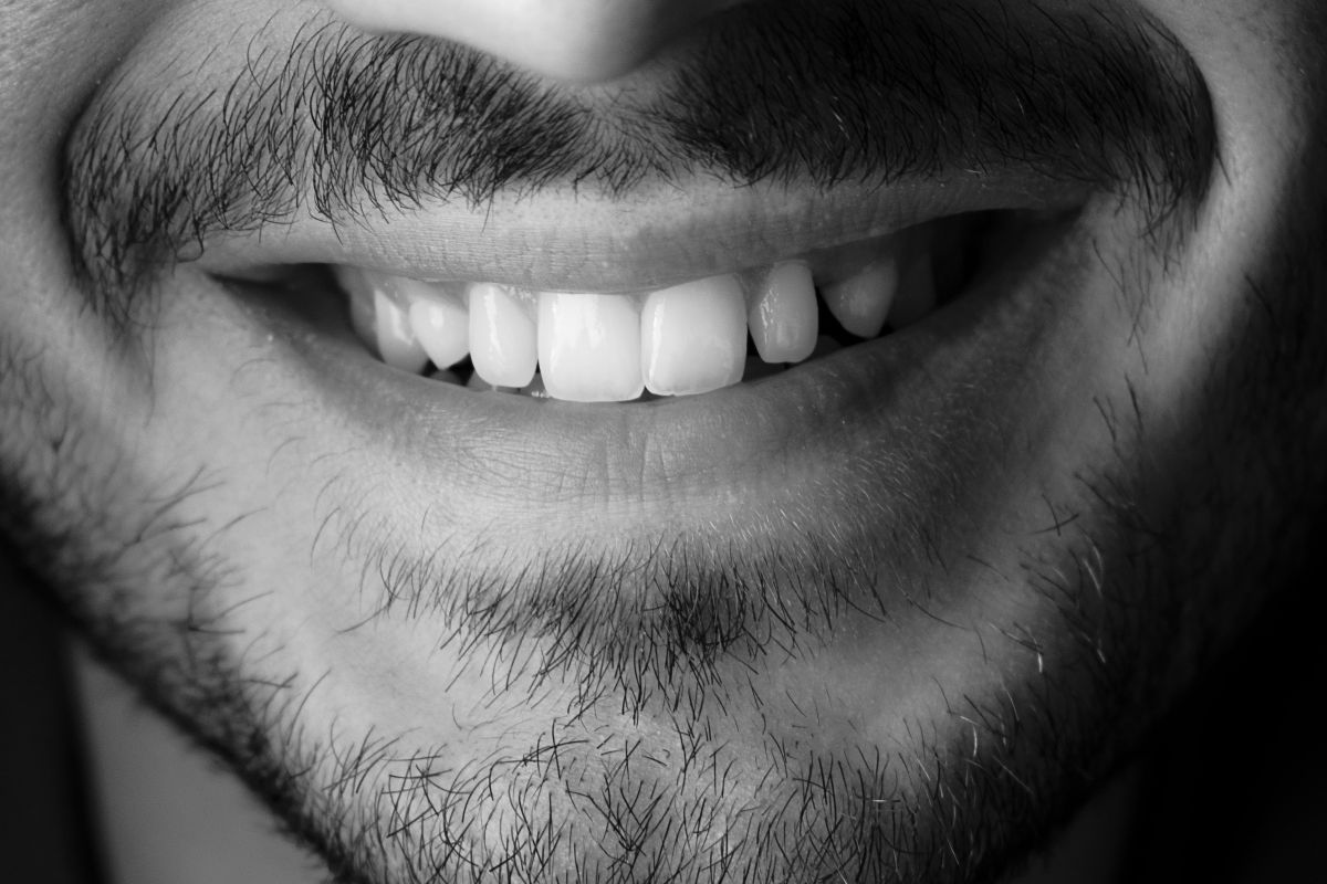 Primer plano en blanco y negro de una sonrisa