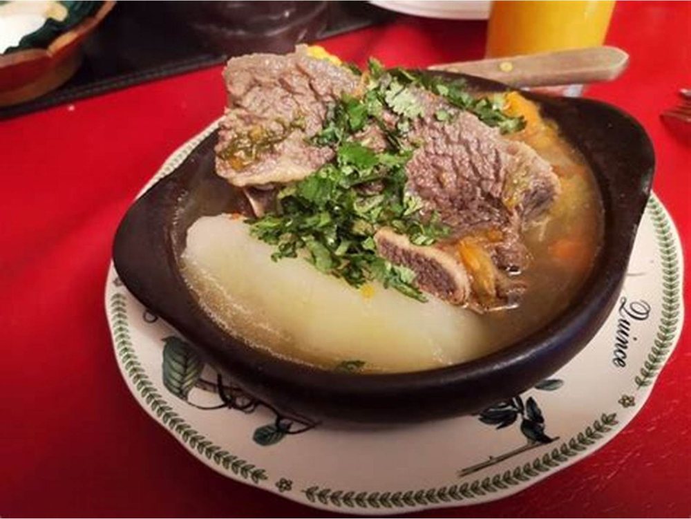 Una cazuela servida en pilón de greda.