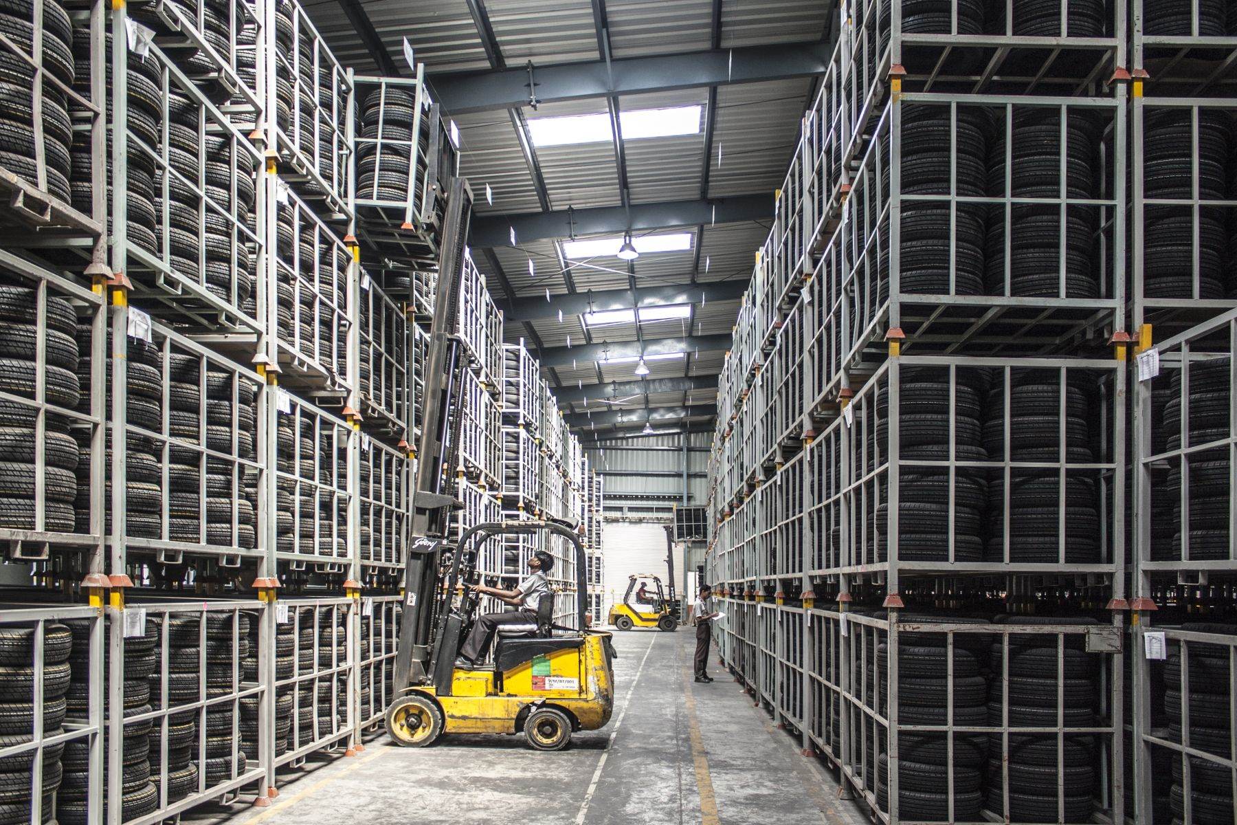 Bodega con racks y productos almacenados