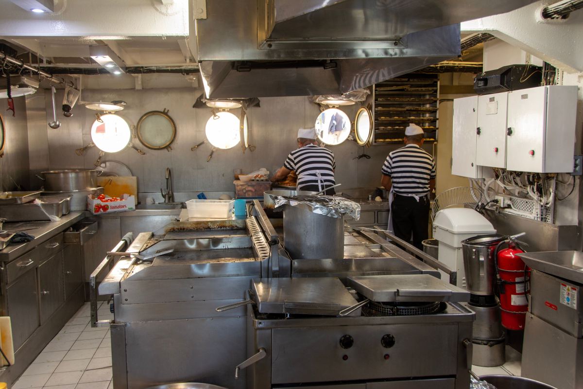 Cocina de restaurante en servicio