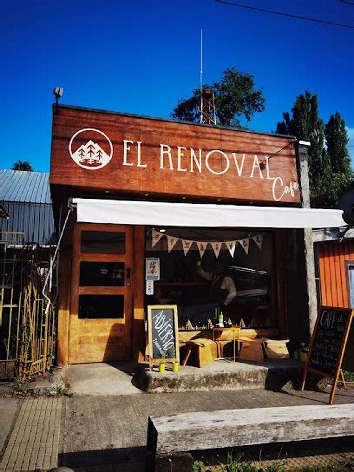 La fachada de madera con el letrero El Renoval Café y los banderines colgados.