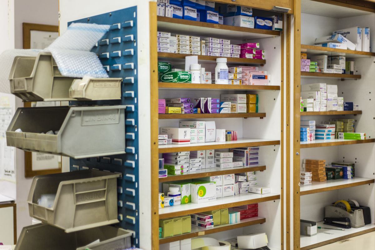 Estantería de medicamentos ordenada
