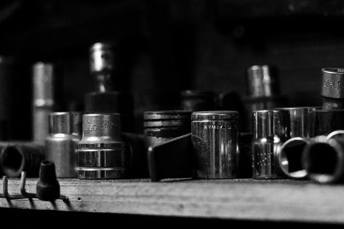 Dados y accesorios de llave sobre una repisa.