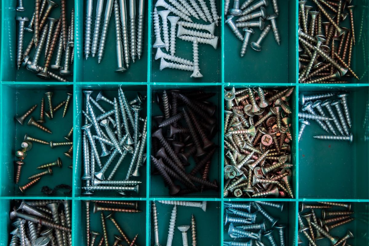 Un organizador con tornillos separados por tamaño.