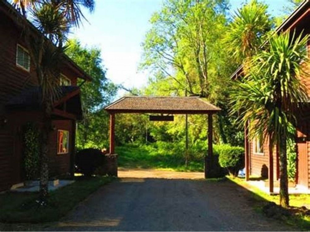 El pórtico de entrada al conjunto, entre las cabañas.