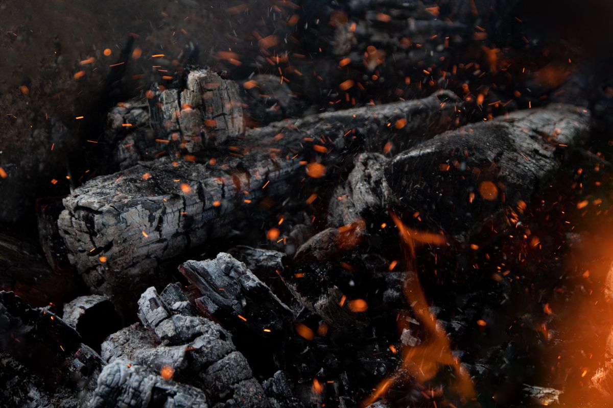 Brasas y ceniza cuando el fuego ya bajó.