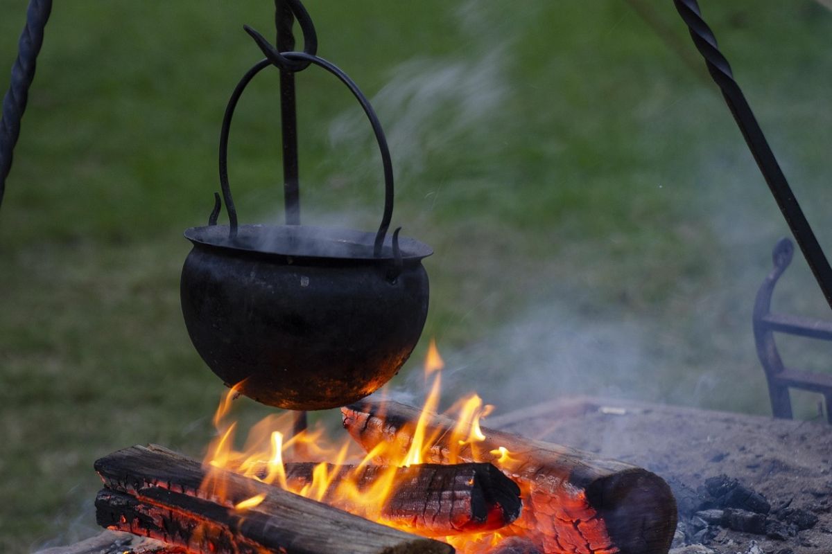 Olla de fierro colgada sobre el fuego.