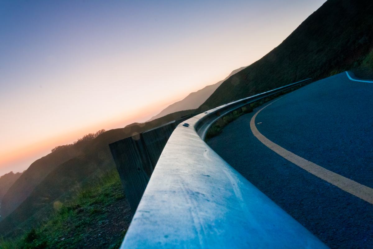 Camino costero al atardecer