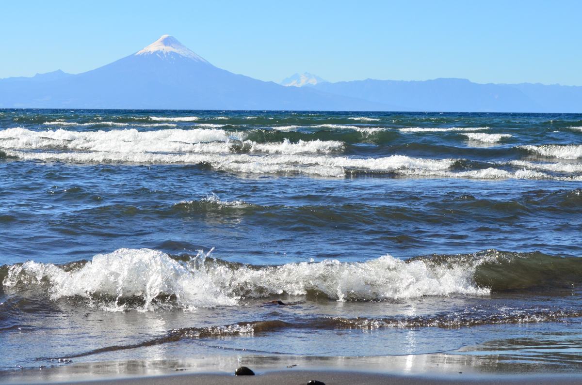 Volcán tras el agua