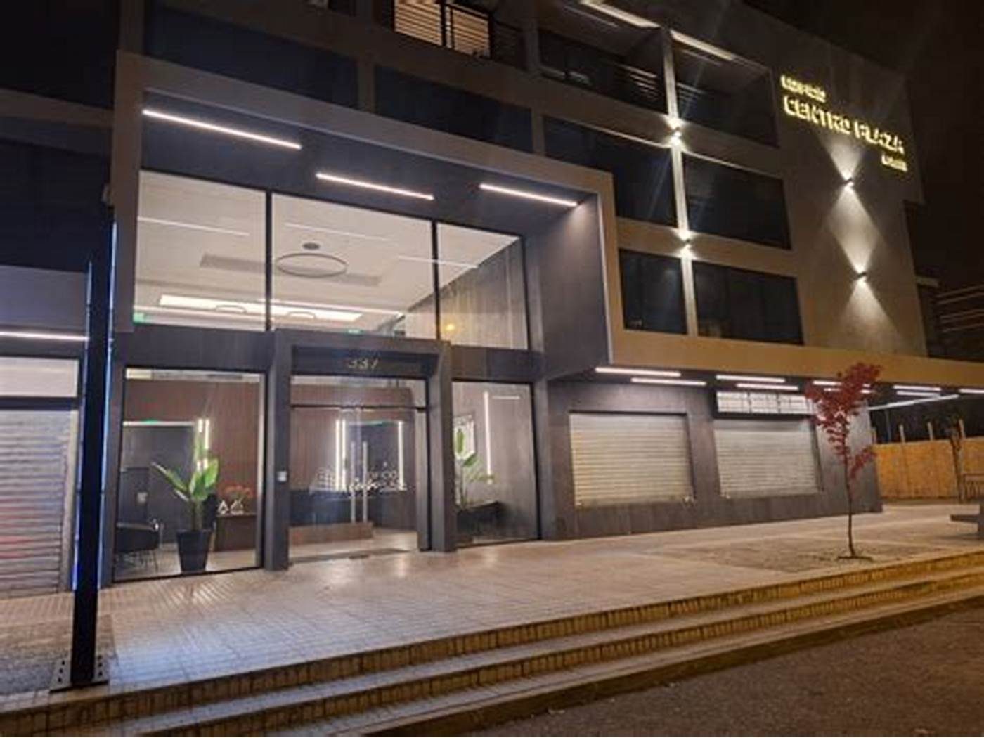 El edificio de Francisco Bilbao donde atiende la clínica, fotografiado de noche.