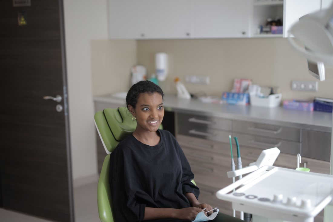 Paciente sentada en el sillón de un box dental.