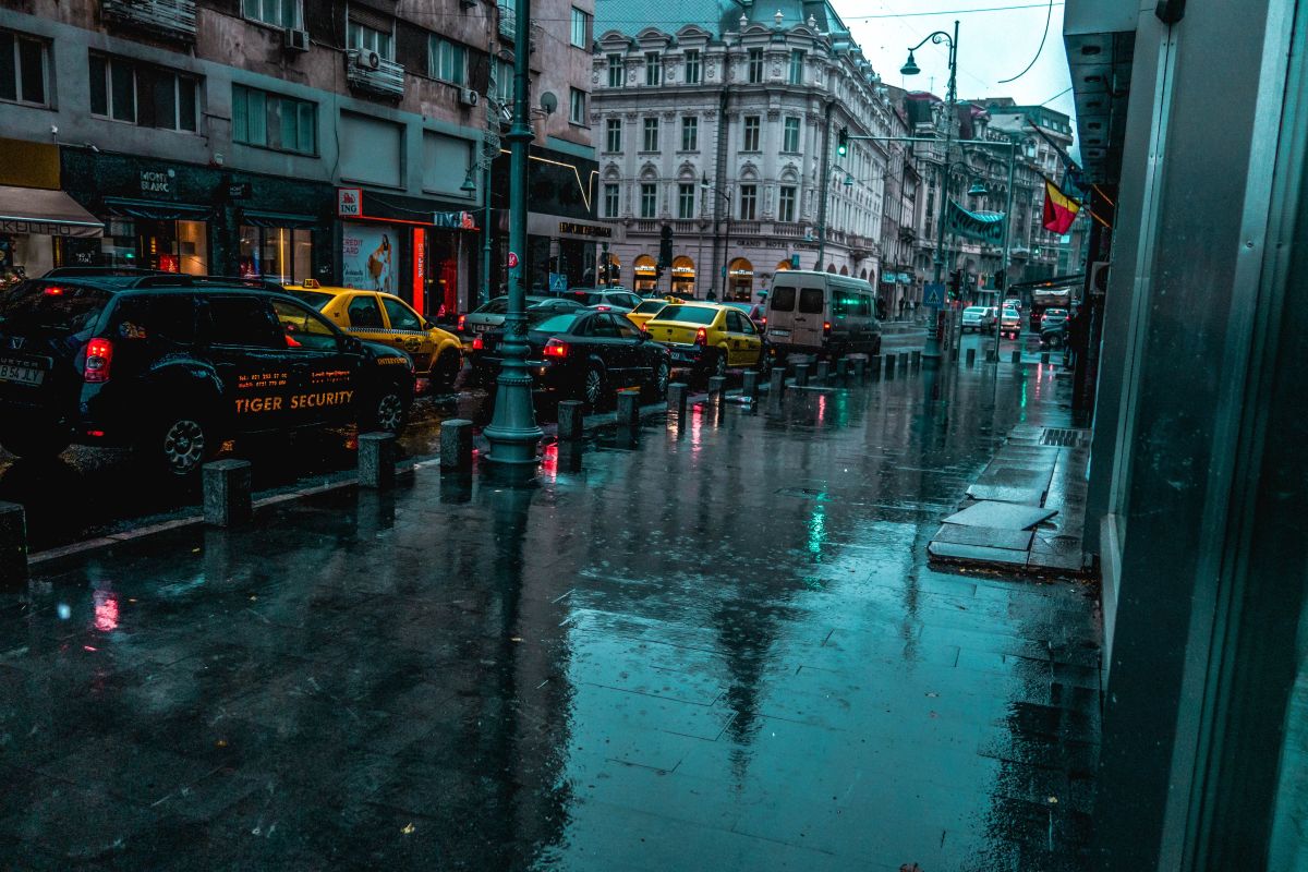 Calle mojada con reflejos