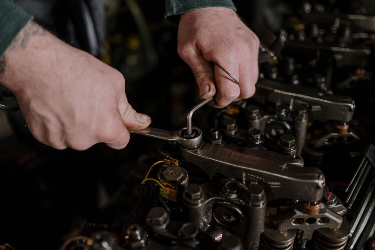 Trabajo con llave sobre el motor