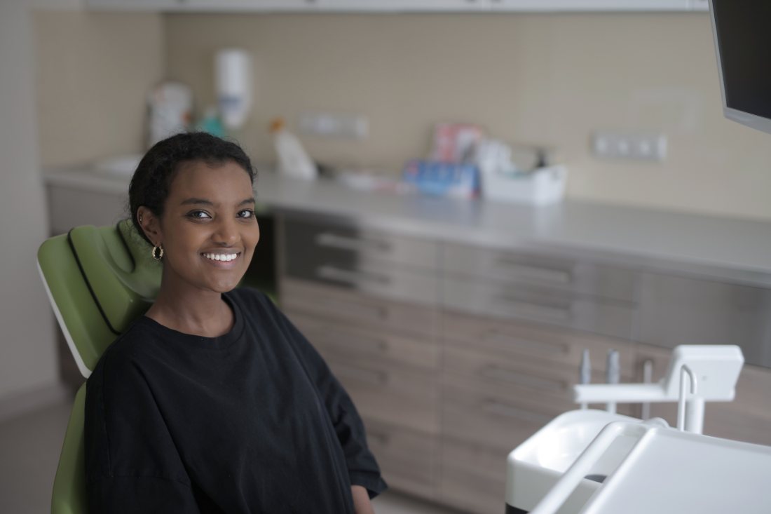 Atención odontológica en el sillón de un box dental.