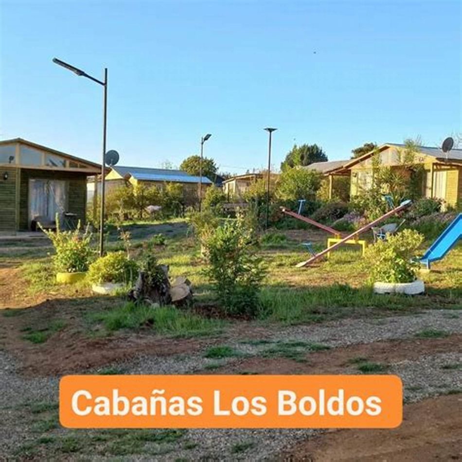 Las cabañas vistas desde el camino interior, con los juegos al costado.