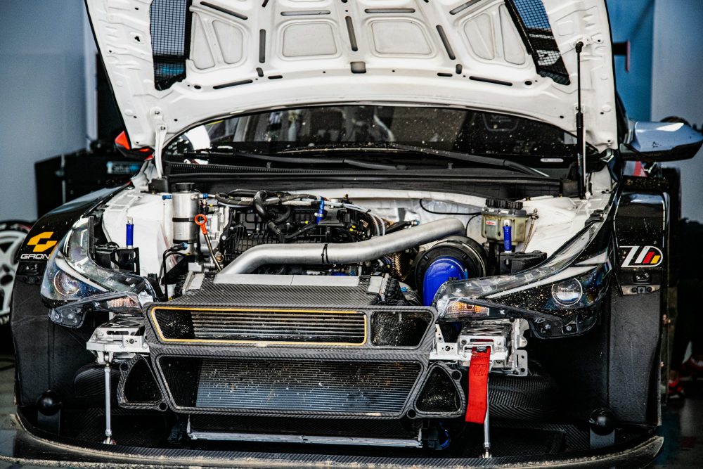 El compartimiento del motor de un auto, con el capot abierto.