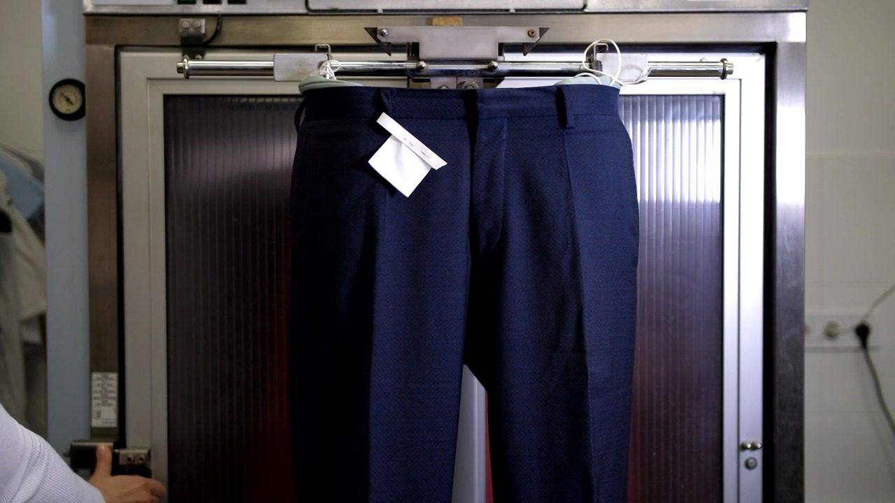 Un pantalón en la prensa de planchado a vapor.