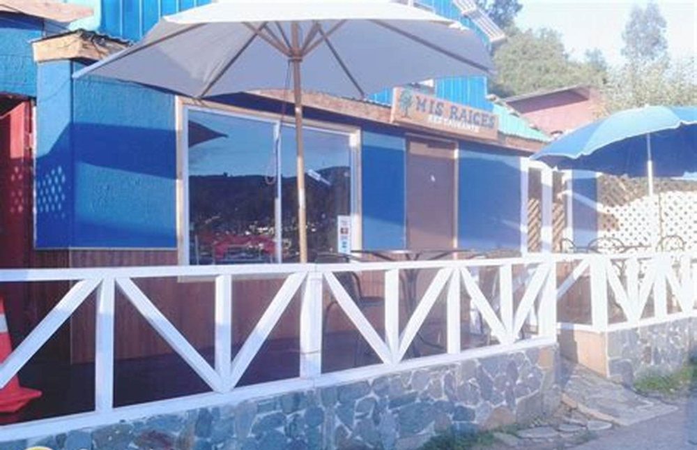 El local por fuera, con la terraza y los quitasoles.