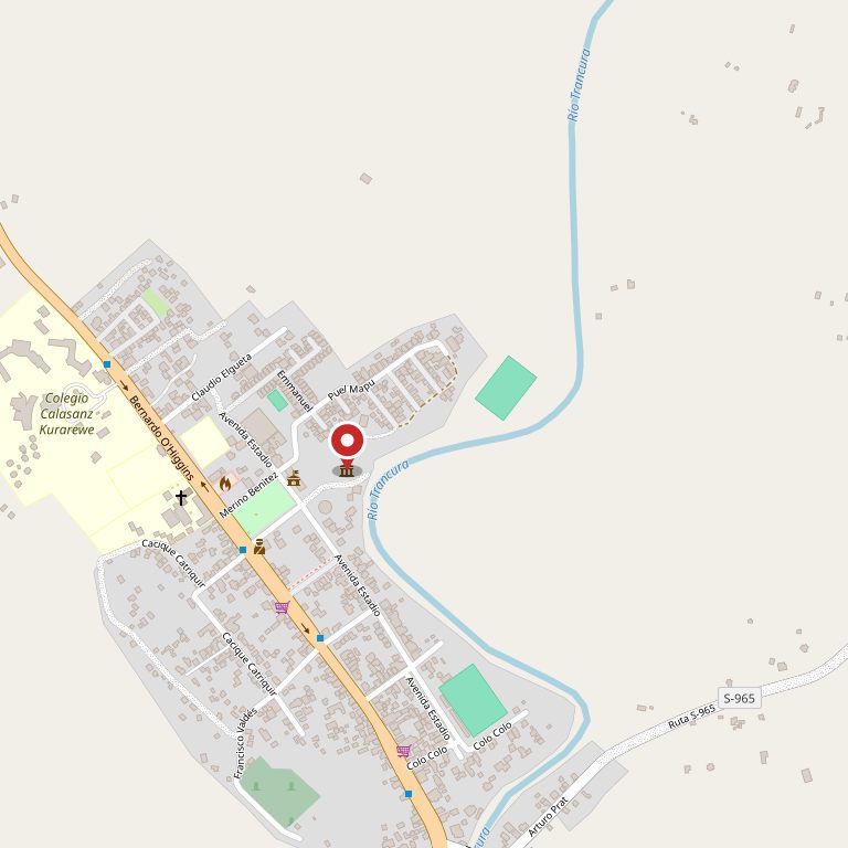 Mapa del centro de Curarrehue con un punto marcado sobre la Aldea Intercultural Trawupeyüm, entre la calle principal y el río Trancura.