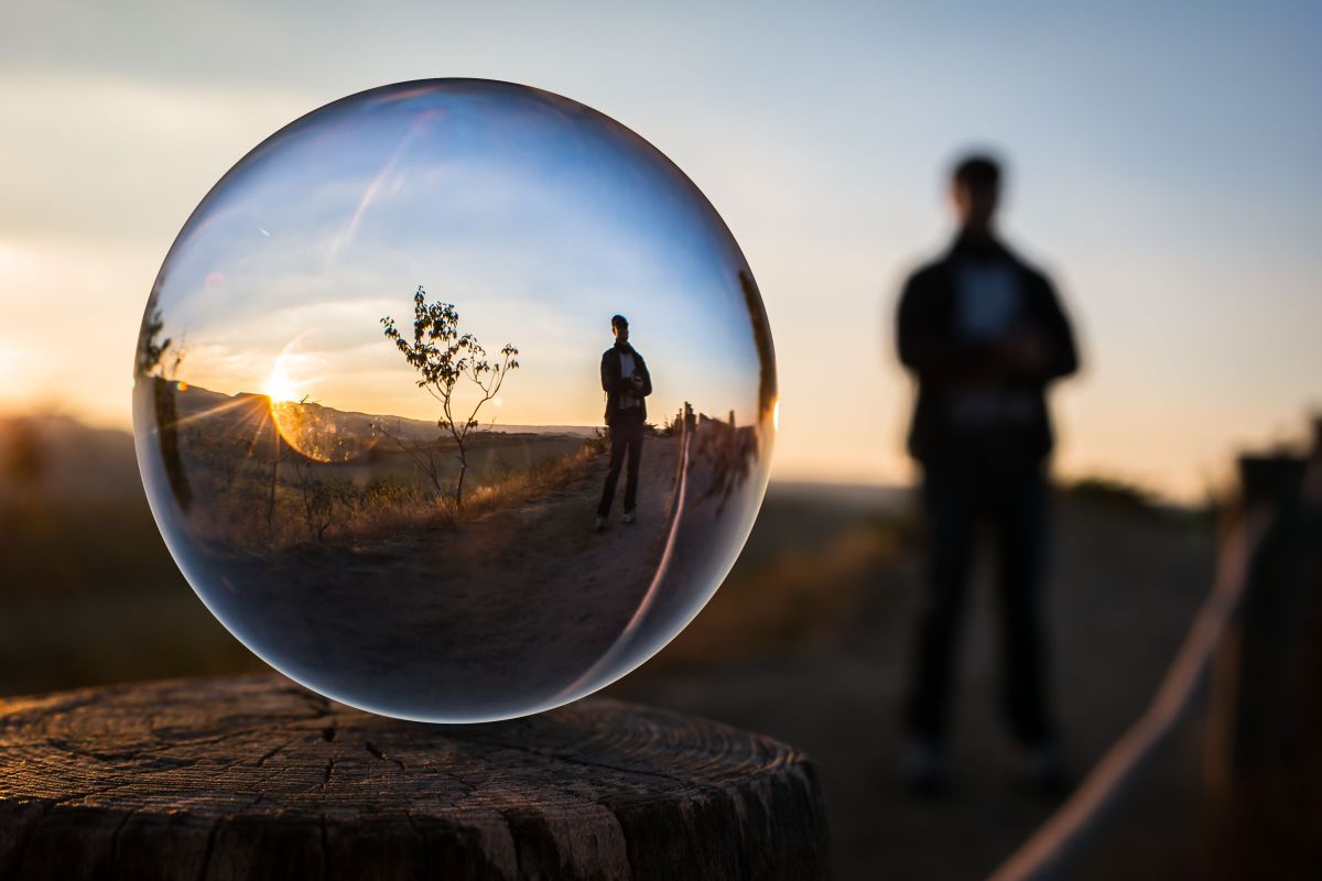Reflejo sobre carrocería oscura