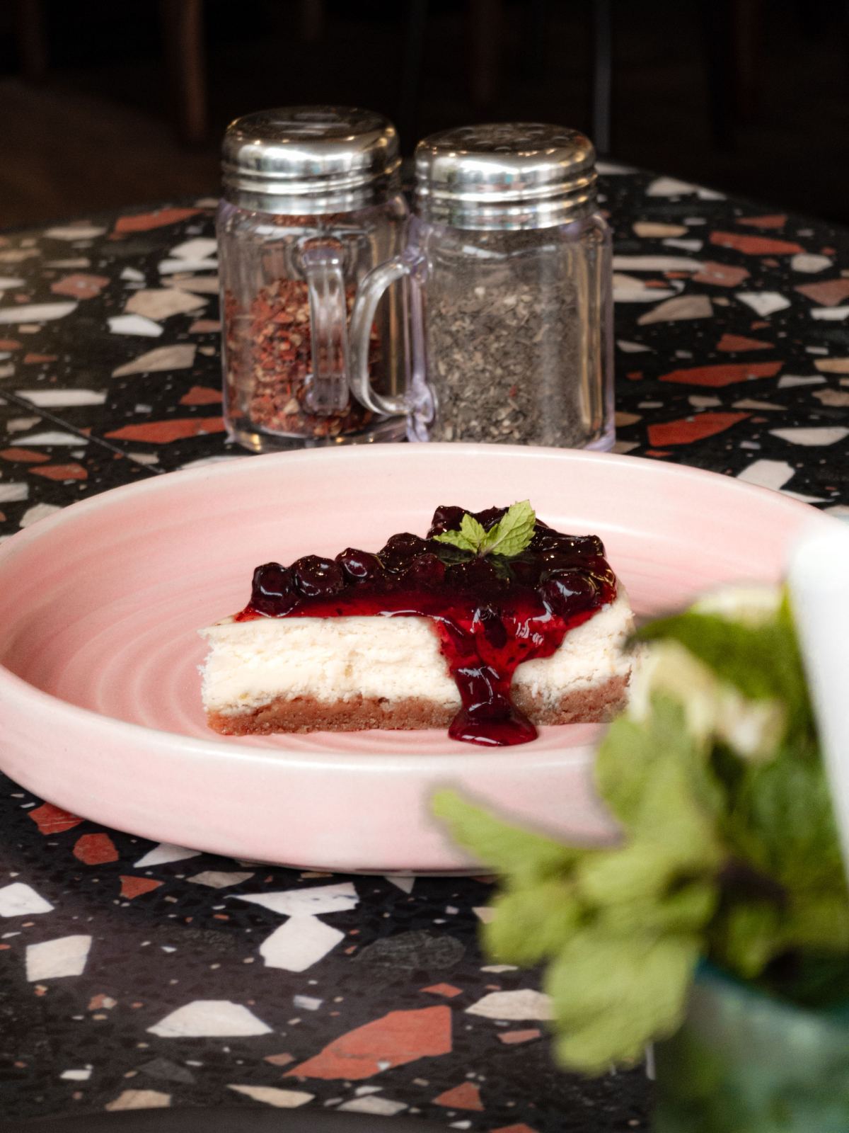 Primer plano de un trozo de tarta de crema con salsa de fruta