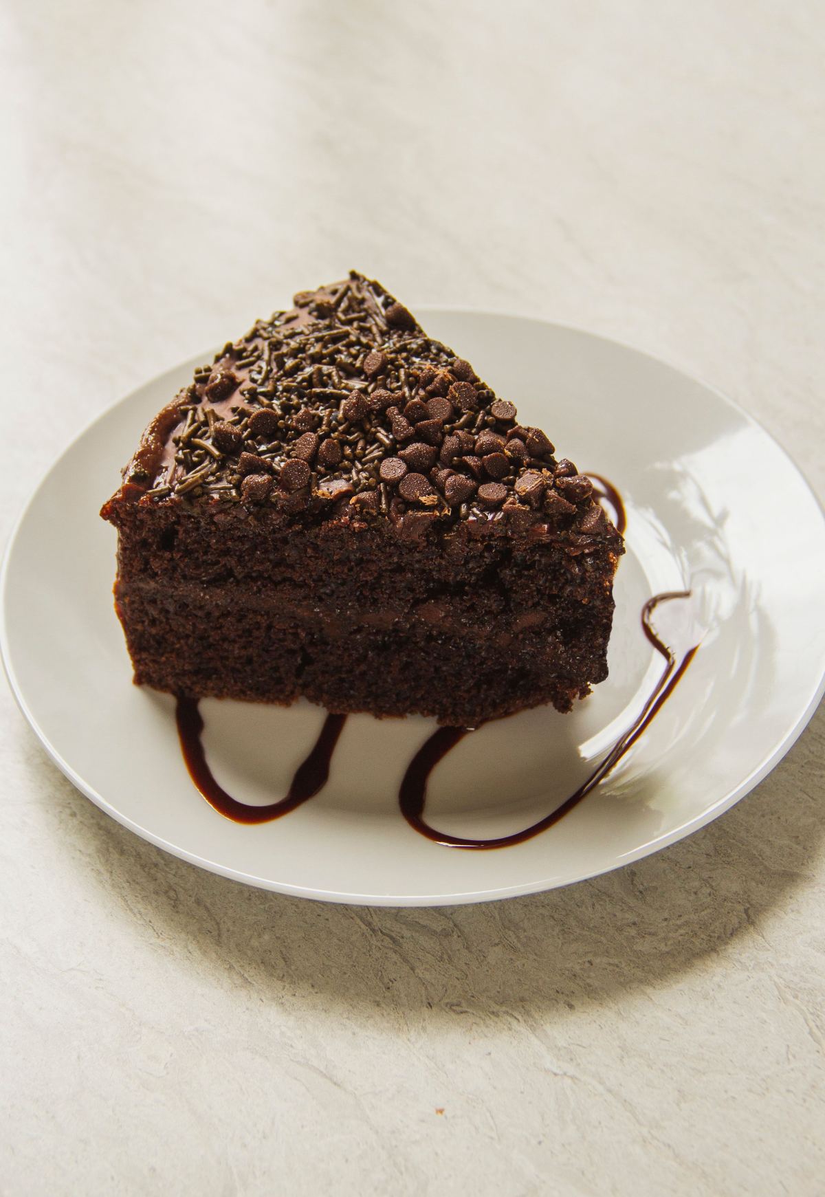 Trozo de torta de chocolate con cubierta de migas
