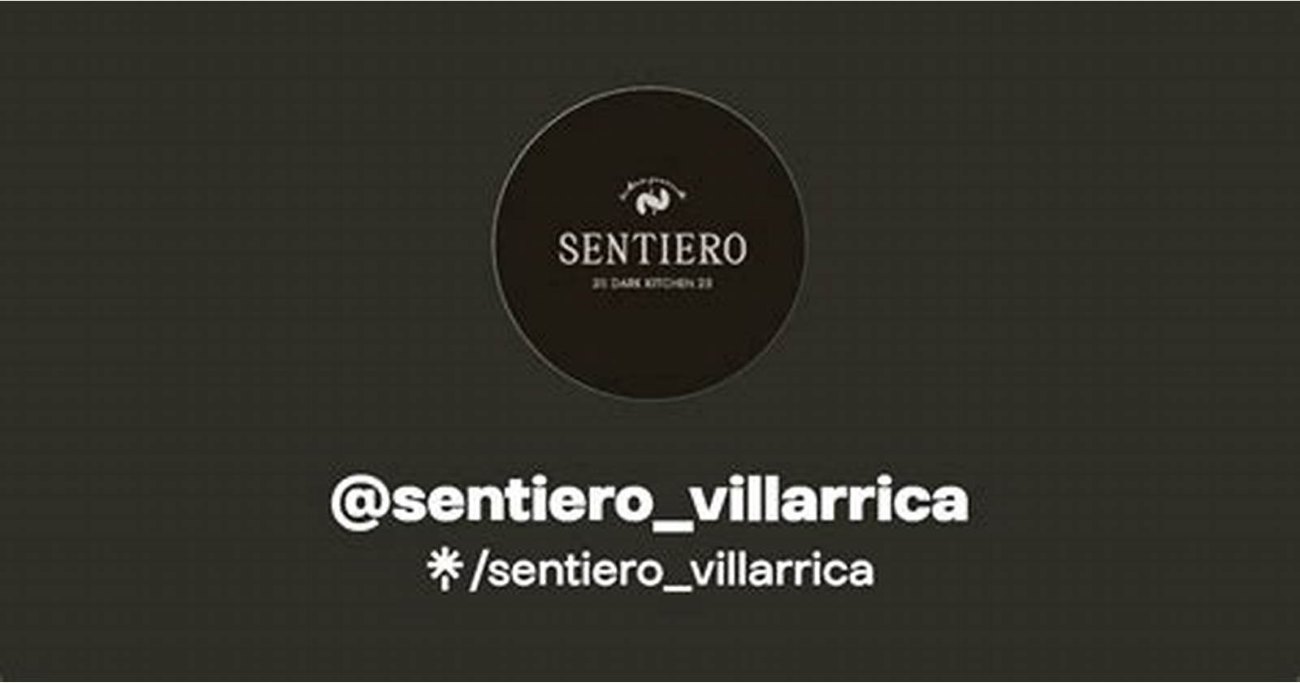 Logo de Sentiero sobre fondo oscuro, con el nombre en un círculo y la leyenda di casa kitchen.