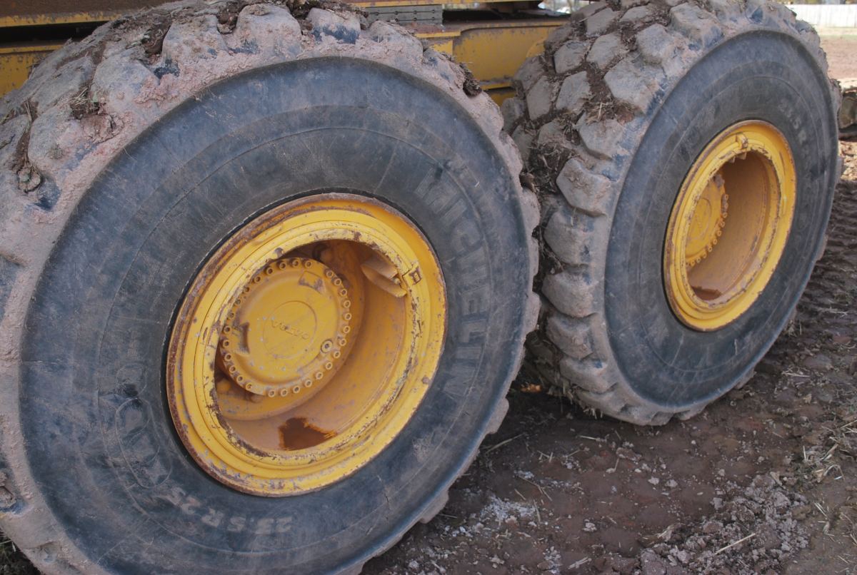 Ruedas dobles con barro