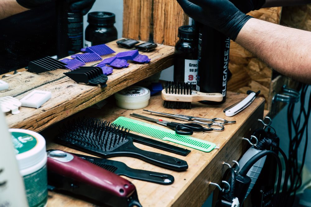 El mesón del barbero, con peines, tijeras y máquina.