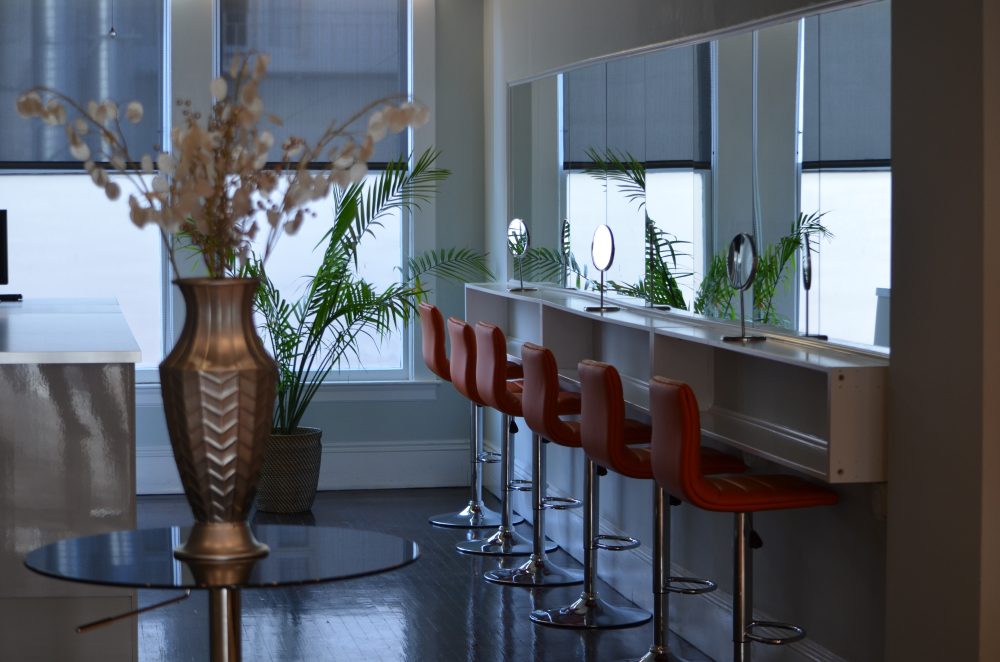 El interior de un salón, con los sillones frente a los espejos.