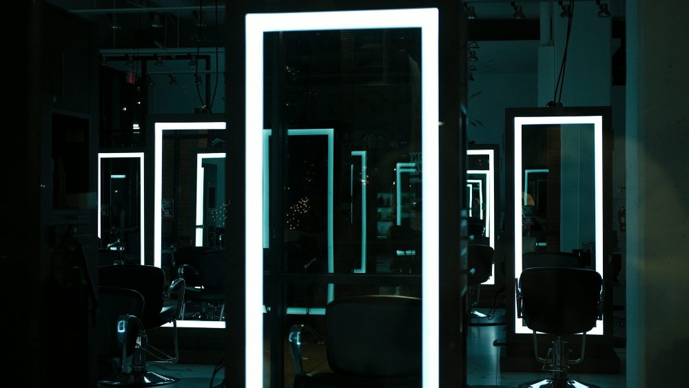 Un salón iluminado, con las sillas alineadas.