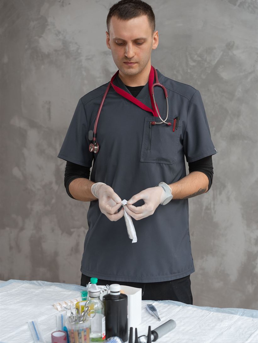 Veterinario poniéndose los guantes antes de atender.