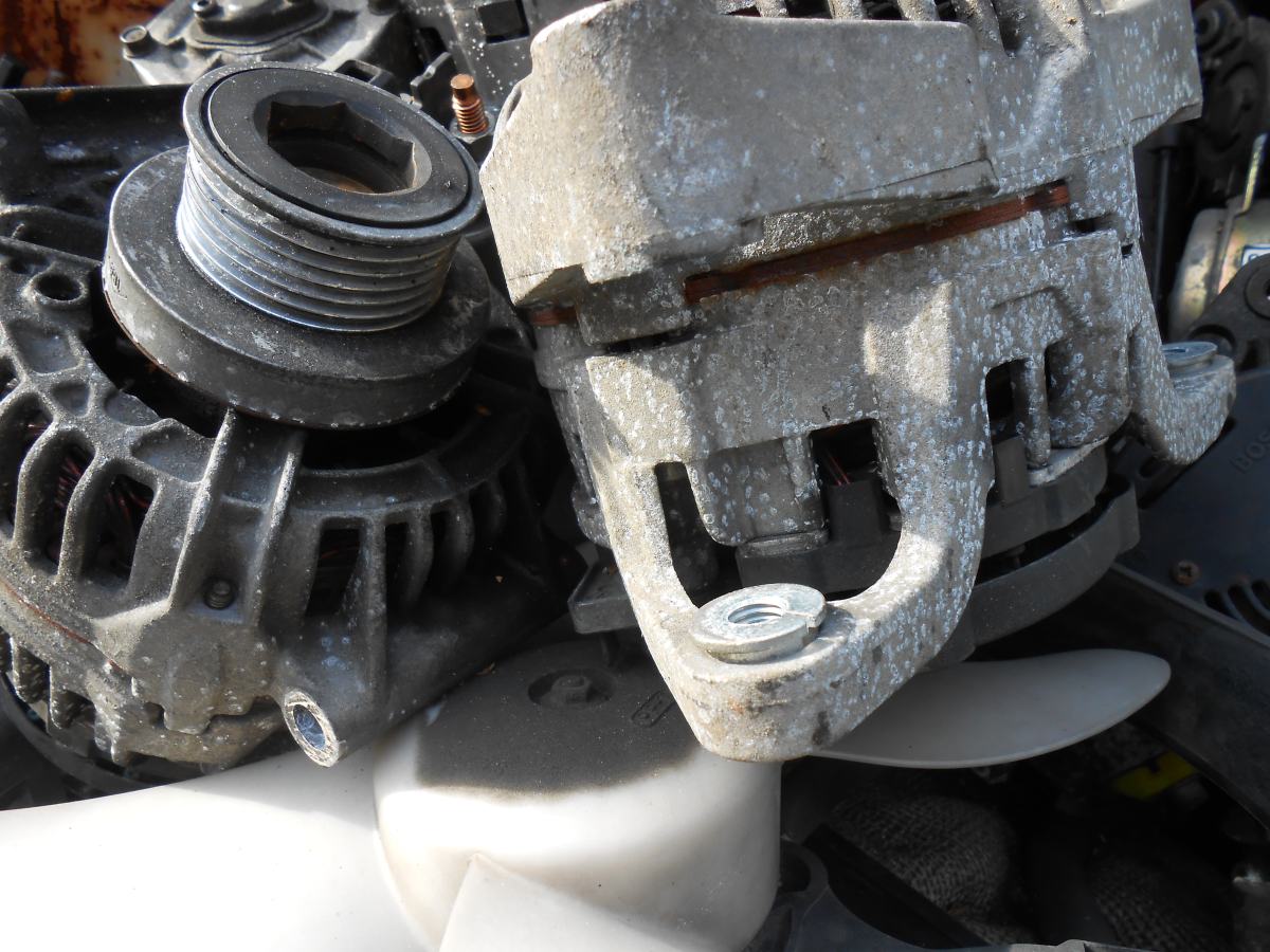 Alternador montado en el motor